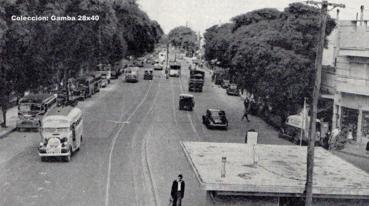 Dodge - Los Criollos - T. Ideal San Justo
Línea 196 (luego 96)
Vista de la Avenida Rivadavia, en Liniers.
Detrás del colectivo, en primer plano, marcha un Morris Comercial, y llama la atención,
a la izquierda de la foto, la línea, haciendo espera, supuestamente de media distacia,
con un particular esquema de colores. ¿Alguien recuerda que línea es?

Foto: Editada del libro "Buenos Aires"
Palabras clave: Gamba / liniers
