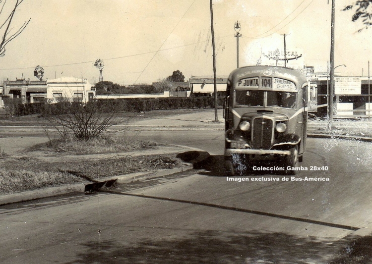 Chevrolet - La Industrial - S.O.T.A.
12-830
Ciudad de Buenos Aires
Línea 104
Imagen de los primeros tiempos, de esta línea de emergencia, creada a mediados de la 
década del 40
Al poco tiempo, mudó su cabecera a la estación Villa Lugano, para más tarde cambiarla por
la actual de Liniers  

Foto: Autor desconocido
Colección: Gamba 28x40
Palabras clave: Gamba / 104