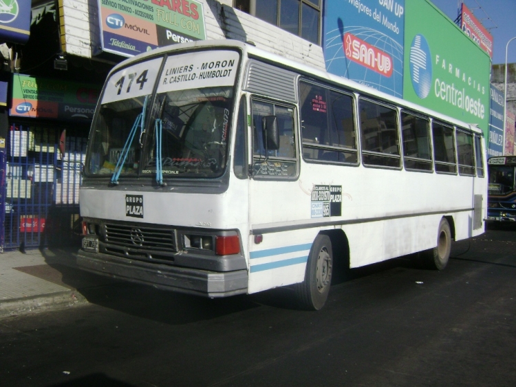 Mercedes-Benz OH 1316 - Alcar - Plaza 
C 1774324 - SPT 796
Línea 174 - Interno 965
Imagen tomada el 16 de Junio de 2008 en la Estación de Morón, cuando ya la 174
había vuelto a ser PLAZA, como lo indica el calco en su frente.
Pero esta unidad ex Ecotrans se resistía a ser repintada...
