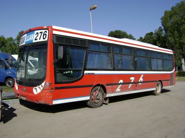 Mercedes-Benz OH 1115 - Metalpar - La Isleña 
Línea 276 - Interno 57
Tres años después, en Noviembre de 2007, así lucía el interno 57 de la 276: Le habían agregado
recortes en blanco y azul tanto en las ventanillas como en el zócalo.
