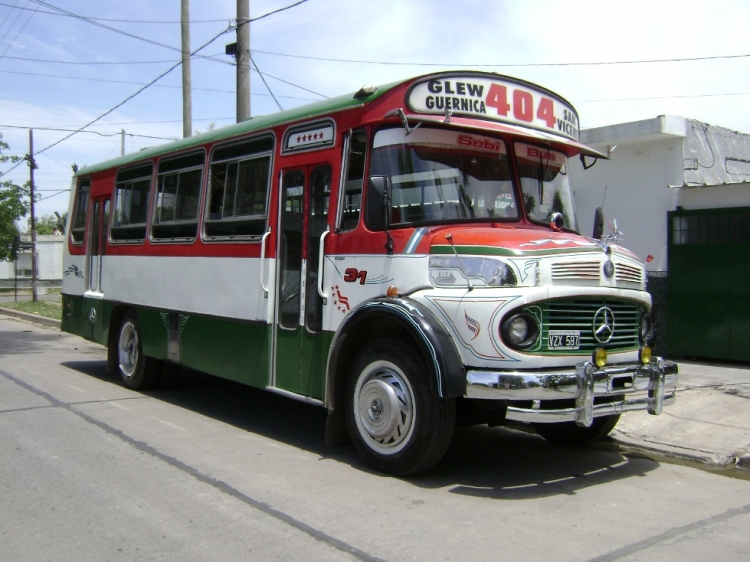 Mercedes-Benz LO 1114 - El Diseño - Transportes del Sur
C 1217402 - VZX 587
Línea 404 - Interno 31
Unidad modelo 1984, ex Linea 67 Interno 22, pertenece a un empleado de la Linea 404
quien lo utiliza para viajes particulares, ornamentado de esta manera 
Tiene cerrada la puerta trasera.
Glew, 01/12/2007
