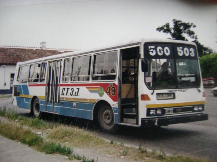 El Detalle OA 101 - El Detalle - Cooperativa de Trabajo 3 de Julio
C 1610175 - RKP 966
Línea 500/503 - Interno 49
A finales de los ´90, la Cooperativa de Trabajo 3 de julio sorprendió con 
la incorporación de unidades usadas de modelo reciente de la Línea 71 
de Capital Federal. 
Circularon mucho tiempo con el esquema de pintura de su antecesora.
