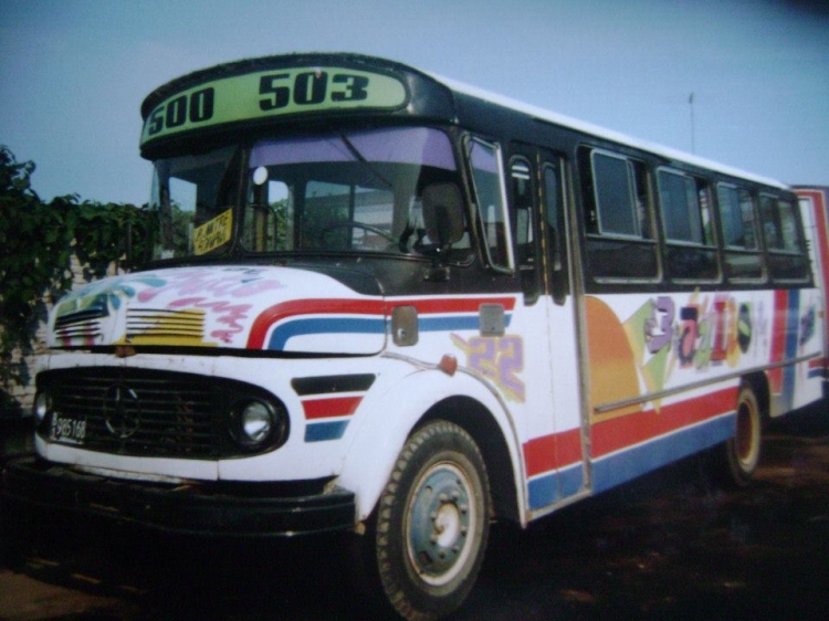 Mercedes-Benz LO 1114 - San Juan - Cooperativa de Trabajo 3 de Julio
B 1985168
Línea 500/503 - Interno 22
En este caso, un San Juan idéntico al anterior, pero en las partes blancas 
ya le empezaron a agregar los filetes que derivarían en el cambio de librea 
de principios de 2000, donde se abandonaron el corte tipo "Línea 71" 
adoptándose casi casi un corte distinto para cada coche.
