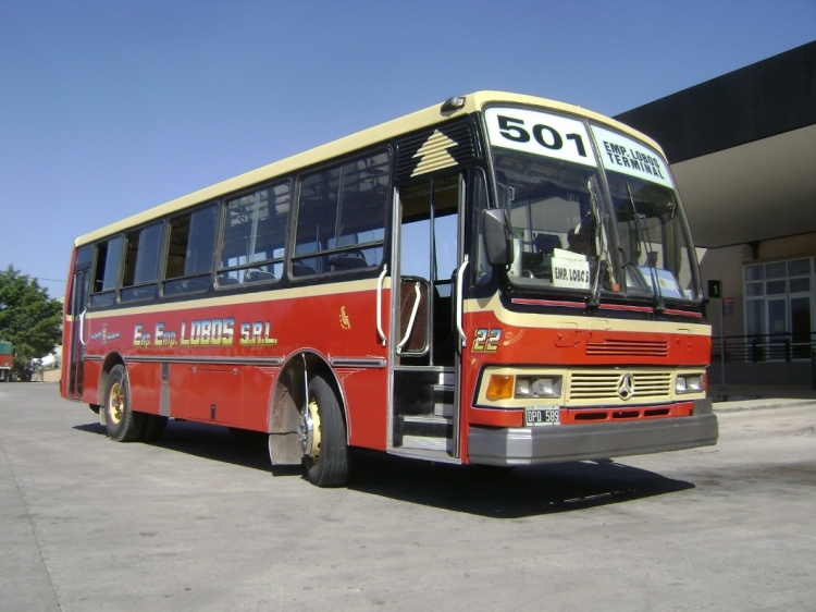 Mercedes-Benz OF 1721 - Alcar - Expreso Empalme Lobos
DPD 589
Foto obtenida en Enero de 2011, en la flamante terminal de Ómnibus de Lobos.
Palabras clave: Lobos