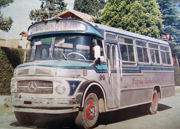 Mercedes-Benz LO 1114 - Splendid - Empresa Monte Grande
T 081749 - UTW 438
Línea 501 - Interno 20
No se por que en la 501 de Monte Grande hubo muchos coches 
con patente T. Este Splendid tuvo larga vida. 
Foto cedida por la empresa.
