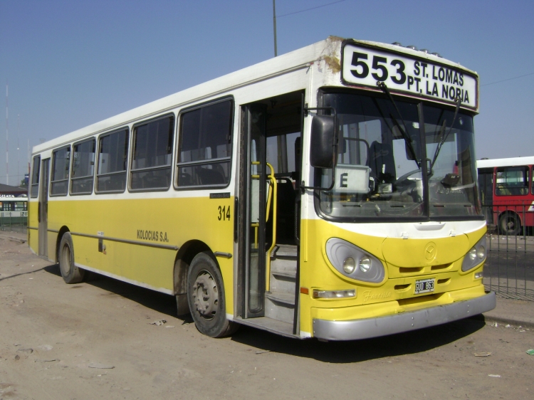 Mercedes-Benz OF 1418 - La Favorita - Kolocias S.A. (Autobuses Santa Fé)
GUO 863
Línea 553 - Interno 314
Desde el año 2011, Autobuses Santa Fé desembarcó en el Partido de Lomas de Zamora para quedarse con pequeñas lineas que circulaban por ese partido. Las Heras (552), Kolocias (540/553), Empresa Zamora (550) y Compañía La Paz (551) sucumbieron ante los billetes de la empresa santafesina. Para este La Favorita destinado a la Linea 553, se ve que se quedaron sin stock de letras E para la cartelera... Puente La Noria, sábado 5 de Mayo de 2012
