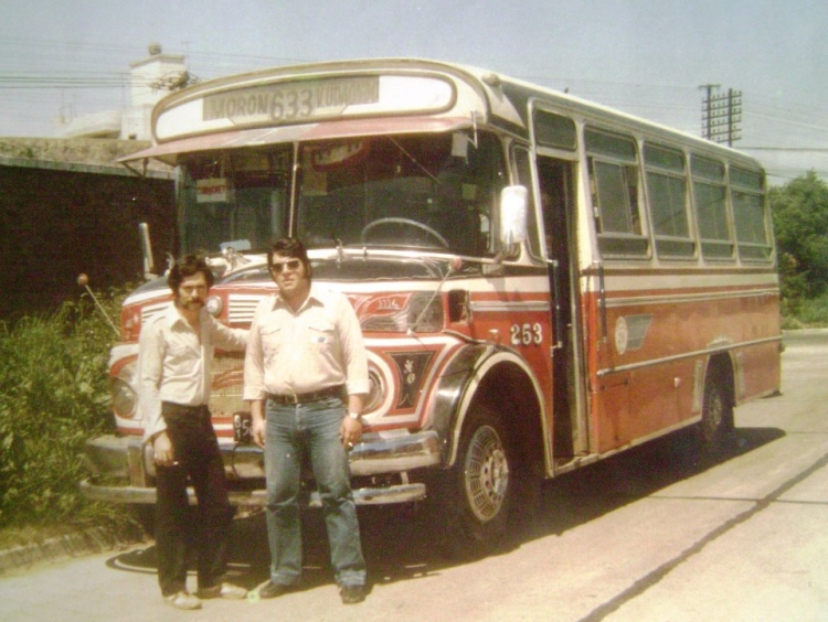 633 253 Biglia
Foto de mi primer amigo chofer de la 216, Hector Hernandez,quien me cedió esta foto del Biglia 1114 modelo 1979 de la vieja 633.
Palabras clave: 216 633 253