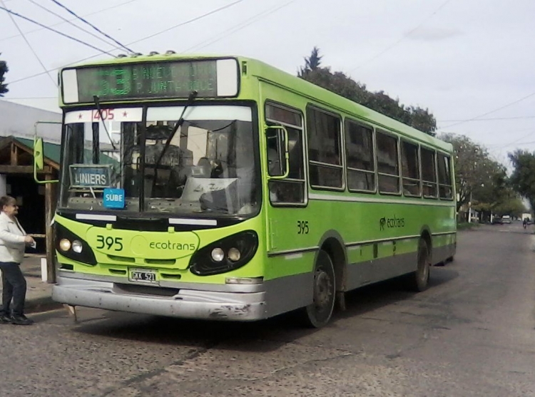 Mercedes-Benz OF 1417 - La Favorita - Ecotrans Consultores Asociados
GKK 521
Línea 153 - Interno 395
Varias cosas para marcar. 1º) Un OF al servicio en una línea de jurisdicción 
Nacional. Prohibido. 2º) La cartelera de este 153, aún conserva los destinos 
"Primera Junta".. y "Once"!!!. Foto 27/09/2013, en Ituzaingó.
