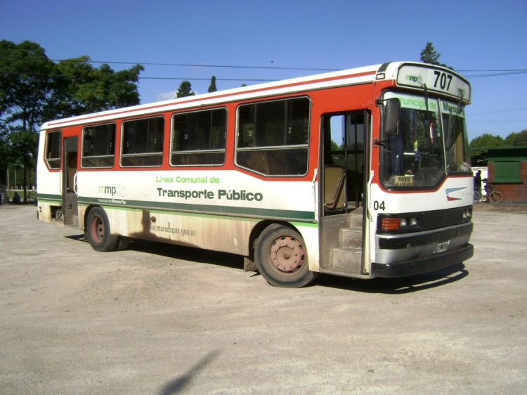 Mercedes-Benz OH 1316 - San Juan - Municipalidad de Marcos Paz
B.2451081 - VGC 511
Línea 707 - Interno 04 
Linea Comunal de Transporte Público de Marcos Paz, operada por el Municipio, con extraño logaritmo 707. 
Vino a reemplazar al servicio irregular que cubría el trayecto Estación - Puente Mariano Acosta.
Lo hace con unidades con ya algunos años encima. 
Este coche tiene pasado en la Micro Sur de Bahía Blanca, como lo delata su frente.
