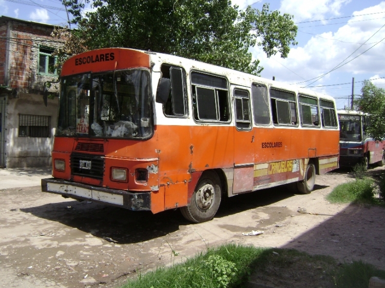 Mercedes-Benz OC 1214 - C.E.A.P. - Transportes Olimpo
RKT418 - B.1833938
Engendro de la 532 de Lomas de Zamora... hasta chapa de un coche de la Cañuelas tiene en su carrocería. La patente es RKT418 - B1833938, y la foto está tomada en las proximidades del Puente La Noria, el 4 de febrero de 2009.
Palabras clave: Transportes Olimpo