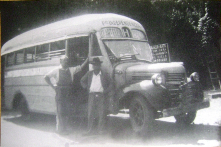 Dodge / xx / xx
Esta foto, tambien provista por la gente de "Nuevo Ideal San Justo", es toda una incognita para mi ya que no pude saber ni a que empresa pertenecia ni de que ciudad se trata esta Linea H. Mucho menos chasis y carroceria.
