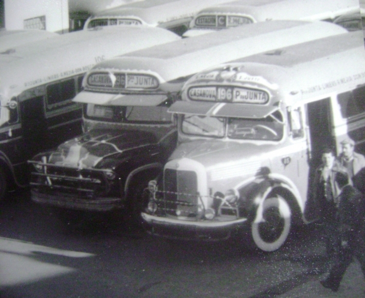 Transporte Ideal San Justo - Terminal
Atrás de los dos 196, se ve una unidad de la Linea C, embrión de la actual Linea 621.
"C" era "corto" de la 196. Cortaba, como lo dice su cartelera, en Ramos Mejía.

Fotografía: Gentileza de N.I.S.A.
[Datos de derecha a izquierda de abajo hacia arriba]
