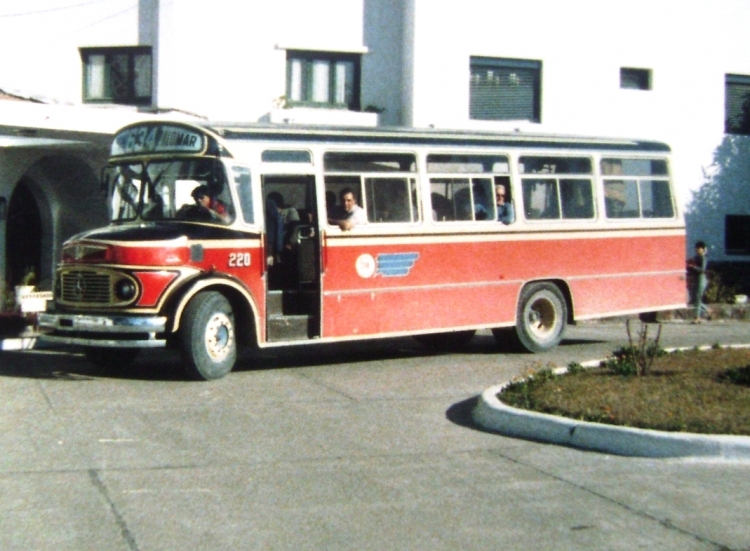 Mercedes-Benz LO 1114 - ALA (PriMa) - Empresa Línea 216
B 2148565 - VUK 841
Línea 634 - Interno 220
La segunda parte de la década del '80 fue muy prolifera en cuanto 
a diversidad de carrocerías, en la Empresa Linea 216. Si bien el 
predominio era de Bi-Met, también estaban representadas Ala Prima, 
Splendid, Ottaviano, San Juan y Fram. Todas estas empresas 
carrozaron unidades 0km entre 1986 y 1988, sobre el clasiquisimo LO 1114. 
Este Ala, luego siguió su vida útil en la Linea 55, donde fuera el interno 35. 
Foto de Familia Luchetti.
