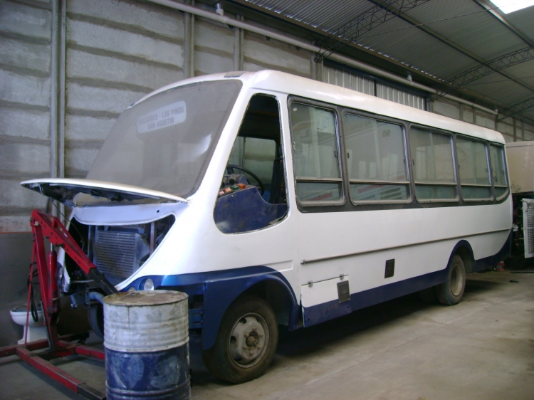 Mercedes-Benz LO 814 - Metalpar - El Serranito S.R.L.
Una de las 6 unidades con los que cuenta la Línea 511 (ex 3) de Balcarce, en pleno proceso de reparación.
Este coche proviene de alguna Linea 18 del interior (la cartelera era fondo amarillo con el numero en rojo).
Palabras clave: Metalpar