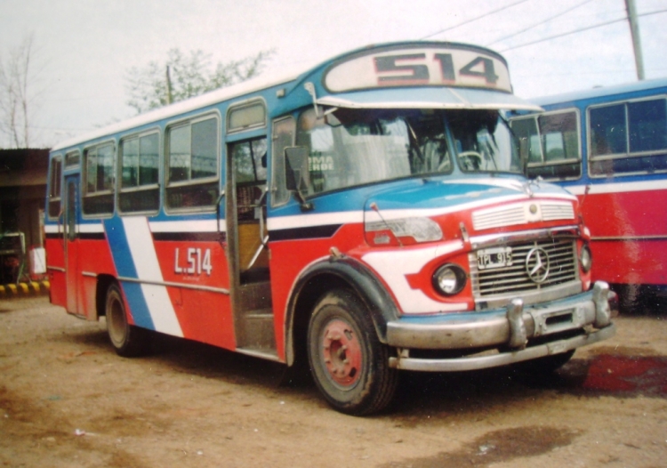 Mercedes-Benz LO 1114 - La Favorita - Expreso Arzeno
C 1332710 - TPL 915
Línea 514 - Interno 24
Toma frontal del Favorita de la 514 con pasado en la 22 porteña. Año 1998.

http://galeria.bus-america.com/displayimage.php?pos=-26155
