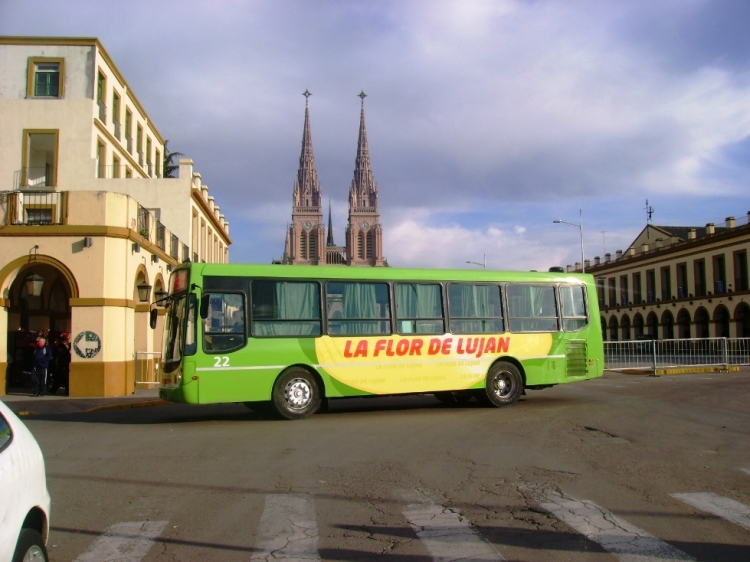 Agrale MT 12 - Todo Bus - La Flor de Luján
ICT 085
Línea 256 - Interno 22
Clásica toma lujanera, con la catedral de fondo.

http://galeria.bus-america.com/displayimage.php?pos=-26467
