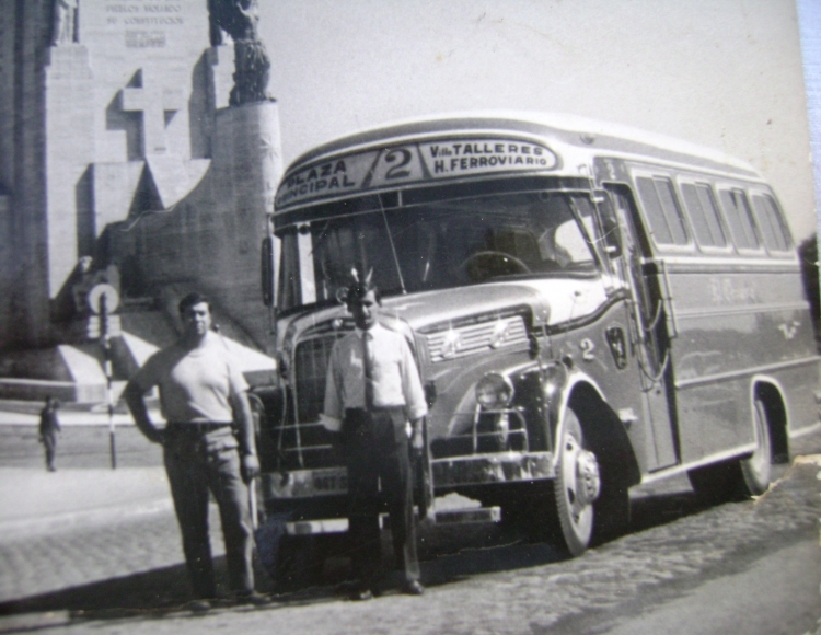 Mercedes-Benz LO 911 - El Detalle - El Obrero
Fotografía: ¿?
Línea 2 - Interno 2
Vieja linea local del Partido de Junín, cuando las lineas iban de la 1 a la 5. 
Luego llegaron las renumeraciones en la centena del 500, y la ultima que 
circuló más o menos de manera decente fue "La Huella". 
Luego hubo una con minibuses, y hoy no hay nada...
