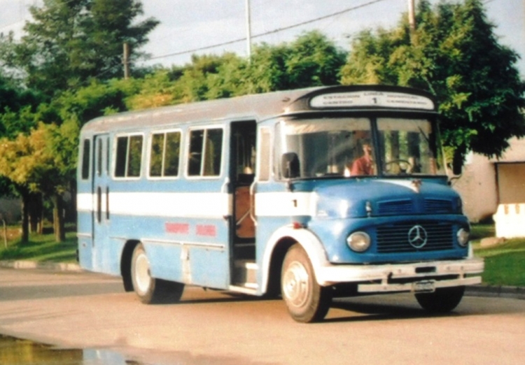 Mercedes-Benz LO 1114 - Mitre - Transporte Dolores
Linea 1 de Dolores, hermoso Mitre en servicio aún en febrero de 2002.
