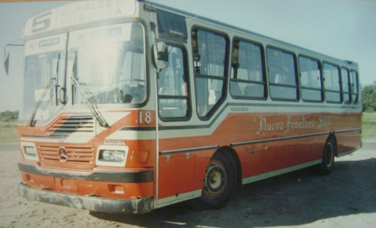 Mercedes-Benz OF 1318 - San Miguel - Nueva Frontera
Linea que utilizó los colores de la "216" porteña, y también los de "La Perlita", por usar vehiculos usados de esas lineas sin repintar.
 En este caso, un novísimo San Miguel, estrenado en Formosa.
Foto cedida por el Sr. Bilbao (Colcam - Carrocerìas San Miguel)
Palabras clave: San Miguel