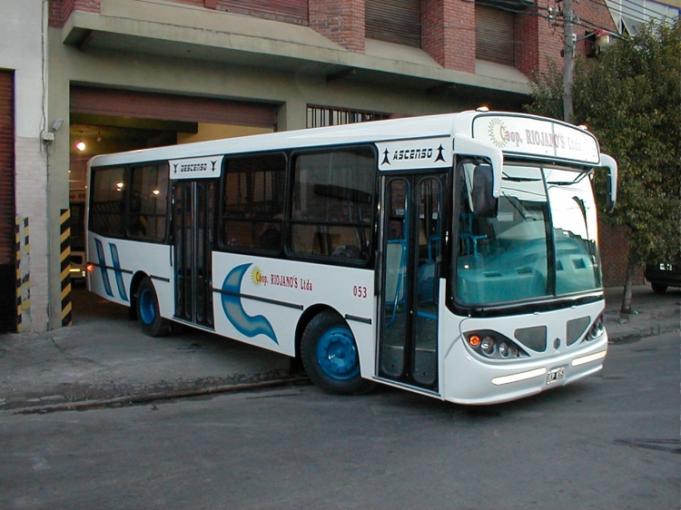 Mercedes-Benz OF 1214 - Bi-Met - Cooperativa Riojano´s
C 1396501 - UCP 035
Linea 1 - Interno 53
Otro restaurado de la Coop. Riojano´s, el int.53. 
Año 2003
Foto: Gentileza de Carrocerias Bi-Met
Palabras clave: Cooperativa Riojanos