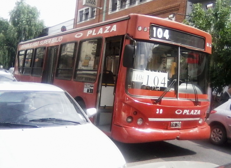 T.A.T.S.A. - Puma D 9.4 - Empresa de Transportes Línea 104
FHA 298
Línea 104 - Interno 30
Así se presentaba hoy 3 de febrero esta unidad de Plaza al servicio de la Linea 104, con sus TRES indicaciones de linea, 2 en papel y una en ploter. Habitual desprolijidad. Este coche era el 1003 en la 104, y por numero de interno pertenecería a la flota de la Linea 61/62. Originalmente fue el interno 814 de la Linea 129.

http://galeria.bus-america.com/displayimage.php?pid=29803
http://galeria.bus-america.com/displayimage.php?pid=31901
