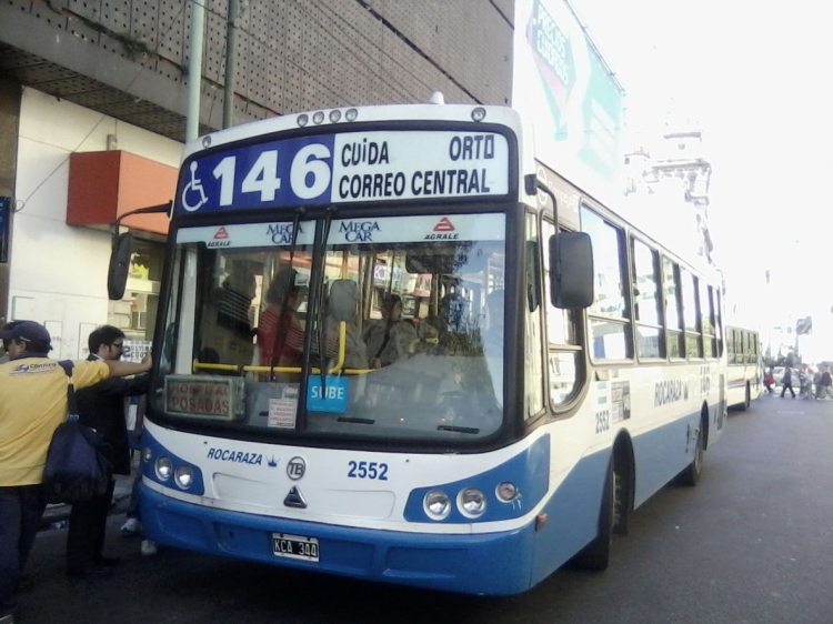 Agrale MT12 - Todo Bus - Rocaraza
KCA 344
Línea 146 - Interno 2552
Miren el particular destino de esta unidad fotografiada hoy al mediodía en Once. Esto tiene que ser obra de algún empleado nocturno de la empresa, ya que se requiere de tiempo para despegar y repegar las letras (y armar la que no tiene, como la "O" final) y aparte es un trabajo realizado "en altura", ya que la cartelera de un colectivo no es accesible a cualquier persona si no se dispone al menos de una escalera...
