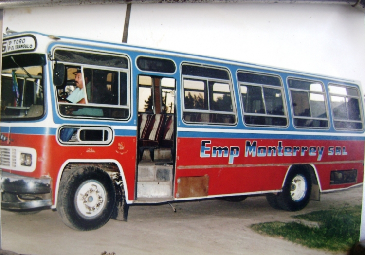 Mercedes-Benz OC 1214 - Suyai - Empresa Monterrey
Línea 506 - Interno 9
La 506 del Partido de Pilar, allá por los ´90, con este hermoso frontalito SUYAI que sería reemplazado justamente, por otro frontal (LO1114 frontalizado) SUYAI, pero recarrozado ex M.O.N.S.A. 

Foto gentileza ENORME de la empresa.
Palabras clave: suyai