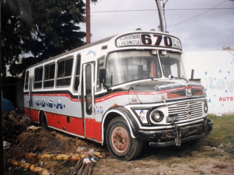 Mercedes-Benz LO 1114 - San Miguel - 5 de Diciembre
B 1846912
Línea 670 - Interno 55
El 28 de Mayo de 1999 fotografié a este bello San Miguel al costado de Ruta 8.
