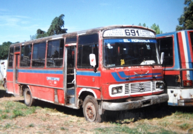 Mercedes-Benz OC 1214 - El Detalle - A.N.T.S.A.
Línea 691 - Interno 3
Esta foto está tomada también entre 1995 y 1997, en un predio que Colcam
utilizaba para dejar unidades usadas, atrás de lo que es hoy el Supermercado Día %. 
También posee el escudo identificatorio de "El Recreo". 
Luego el 3 fue un Crovara LO 1114 patente B 2082268.
