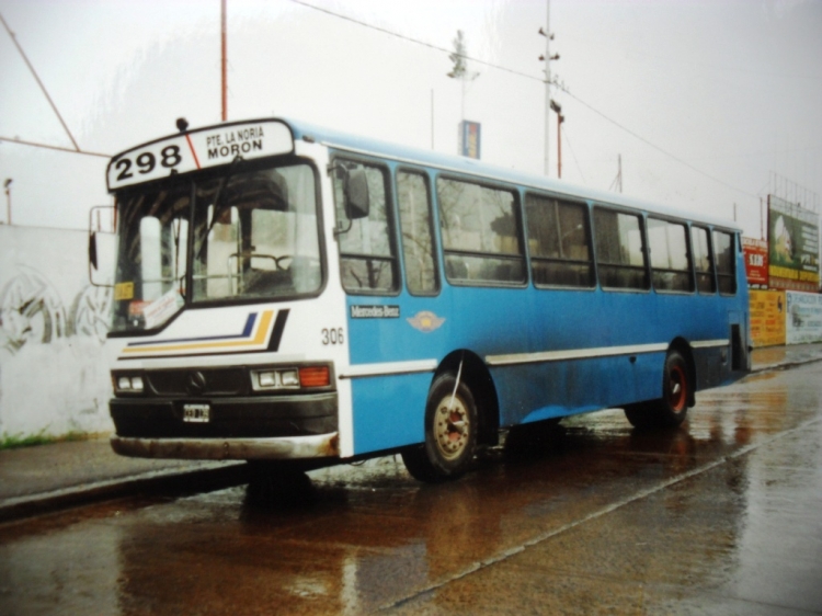 Mercedes-Benz OHL 1320 - La Favorita - La Cabaña
CED 139
Linea 298 Interno 306
Pocos meses despues de la foto anterior, pero mismo lugar, así lucía 
el interno 306 (ex 26 de la Linea 46), con esa modificación en la pintura 
en la trompa. Había muchos coches blancos por aquellos días. 
Al tiempo, sería correctamente repintado con los colores institucionales 
de "La Cabaña".

http://galeria.bus-america.com/displayimage.php?pos=-27697
