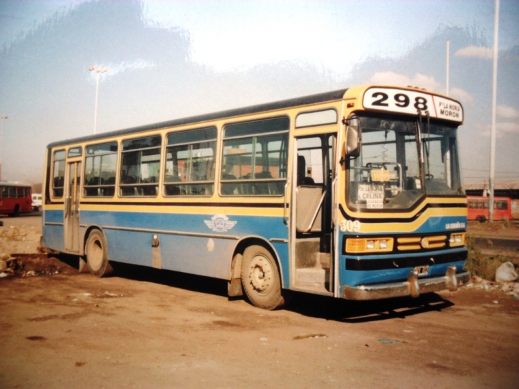 Mercedes-Benz OH 1320 - Ugarte - La Cabaña
BPX 802
Línea 298 - Interno 309
Si bien la incorporación de la Linea 298 a "La Cabaña" data de 2001, 
aún en 2003 la cartelera de los coches de esta linea seguía siendo "fija", 
sin poder intercambiarse los coches con otras lineas del grupo. 
Hoy en día, todas las lineas de "La Cabaña" poseen los números de línea 
en rodillo para poder pasar los coches entre si.

