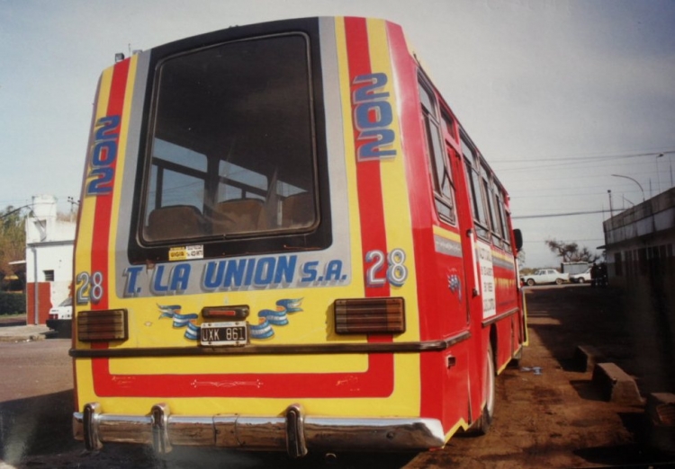 Mercedes-Benz LO 1114 - Pontevedra - T. La Unión
B.2143273 - UXK861

Línea 202 - Interno 28
La cola de los 1114, en ese 1998, eran repintadas todas de la misma forma, ya sean ALA, ACOPLAT ô PONTEVEDRA, como este.
