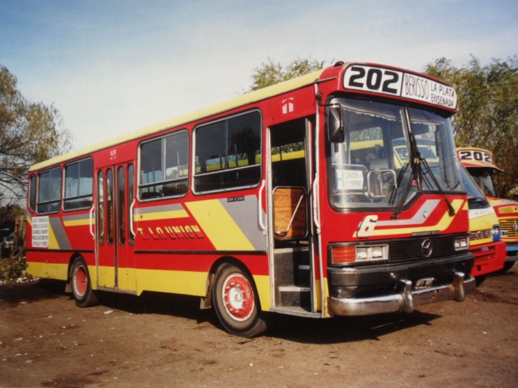 Mercedes-Benz OH 1316 - I.R. - T. La Unión
Línea 202 - Interno 6
Un I.R. de la 202, en Junio de 1998 en el playón de la empresa.
