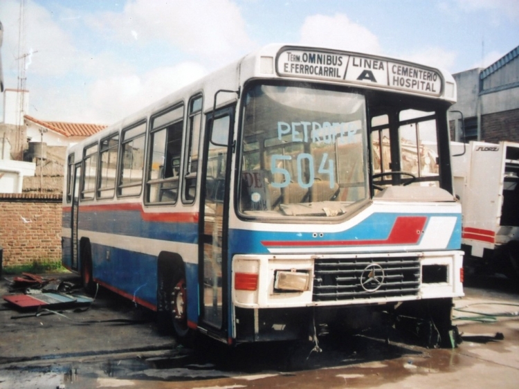 Mercedes-Benz OH 1316 - Suyai 2001-6-94 - Petrofer 
Línea 504
Mucho tiempo estuvo este Suyai tirado en el playón de la ex concesionaria
Mercedes Benz "Ruta 7", en General Rodriguez. 
Como lo indica su parabrisas, termino sus días en la linea 504 comunal de Pilar, operada por Petrofer.
