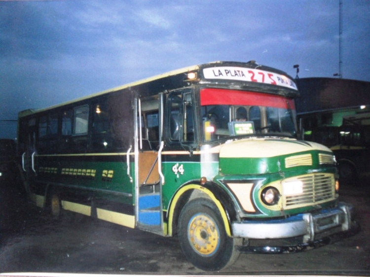 Mercedes-Benz LO 1114 - Supercar C.13/A - Fuerte Barragán
Línea 275 - Interno 44
En la tanda de fotos de junio de 1998, esta fue la última empresa que visite en un mismo día, ya casi de noche. 
