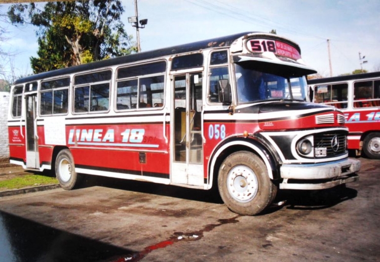 Mercedes-Benz LO 1114 - El Indio - Linea 18 S.R.L.
B 2206084 - RMO 880
Línea 518 - Interno 58
Si El Indio carrozó 1114 hacia 1988, esta patente estaría bien puesta. 
Foto año 2000, playón de la empresa.
