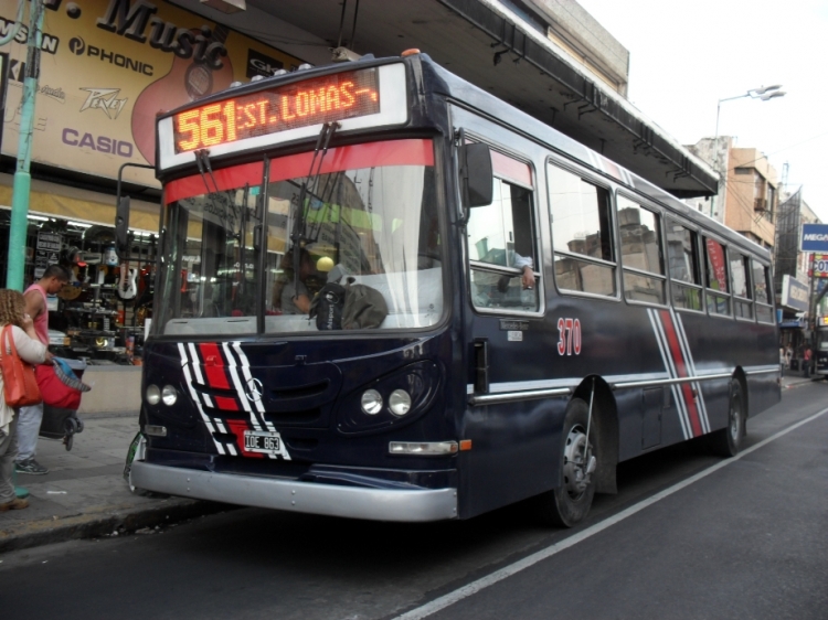 Mercedes-Benz OF 1418 - La Favorita - Yitos
IOE 863
Linea 561 Interno 370
Otra nueva prestataria en Zona Sur, la Velayos tomo el control de las 
Lineas 561 y 562 ex "Malvinas Argentinas" (Expreso Lomas)
