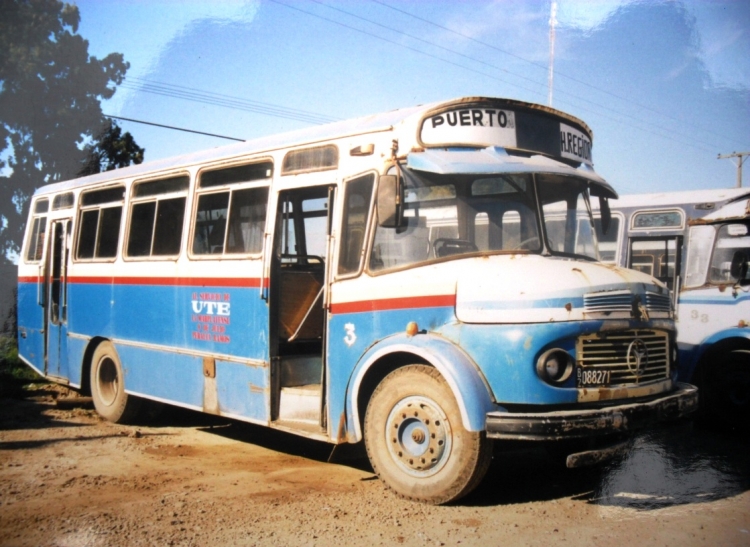 Mercedes-Benz LO 1114 - San Miguel - M.O.L.M.
B 2088271
Línea 596 - Interno 3
Entre 1998 y 2000, este coche trabajó con los colores de la 
Línea 581, en la Línea 596 de "La Marplatense". A tal fin le fue 
modificada su cartelera, donde de los destinos de la 581 solo le 
dejaron "PUERTO", taparon otro por debajo de este y en el margen 
derecho, con una caligrafía al menos irregular, agregaron 
"Hospital Regional", fin del recorrido de la 596. 
Mar del Plata, Semana Santa de 2000.
