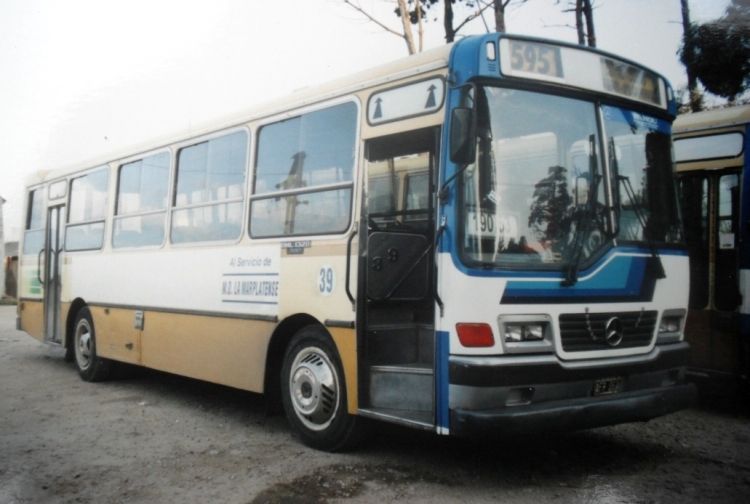 Mercedes-Benz OH 1320 - El Diseño - M.O.L.M.
AFR 061
Línea 595 - Interno 39
Antes de la caída de la MOLM, "Martín Güemes" ensayo una ayuda, 
pero finalmente no pudo evitar el desenlace. 
Esta foto, tomada en Abril de 2000 (poco antes del final de MOLM), 
muestra esas ayuda, con coches de la MG "al servicio de La Marplatense". 
Este coche, antes y después del paso por MOLM, fue el interno 30 de la 
"Martín Güemes". Mar del Plata, Abril de 2000.
