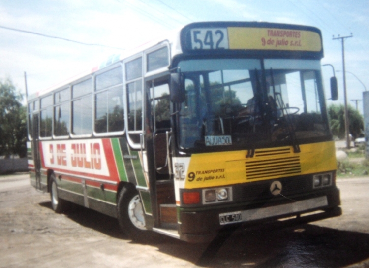 Mercedes-Benz OF 1320 - Ei-Var - Transportes 9 de Julio
CLC 540
Línea 542 - Interno 32
La cada vez menos habitual situación de ver lineas marplatenses 
reforzadas con coches de otros lugares. En este caso, inocultable 
ex "20 de Junio", al que le arreglaron un poquito las letras y lo 
transformaron en "9 de Julio". 
Luego fue repintado con los colores de la empresa y renumerado 56. 
Y al caer la "9 de Julio" siguió su vida en "Martin Güemes" donde recibió 
el interno 77. 
Detalle aparte, lo habitual en la empresa madre, la sanjuanina: Coche
posiblemente del año 1994, que circularon siempre sin patentar, y patentado 
en 1998/1999 cuando fueron devueltos a Colcam. Foto 4/1/1999.

