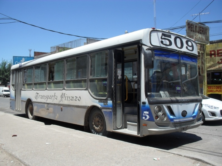 Mercedes-Benz OF 1417 - Ugarte - Transporte Pinazo
GHL 854
Línea 509 - Interno 5
Mas de Transporte Pinazo, ahora un ex SAETA, como interno 5.
Linda renovación llevó a cabo esta empresa
A la cual se le dificulta tener los coches limpios ya que tiene el 60% del recorrido en calles de tierra.
Palabras clave: Ugarte