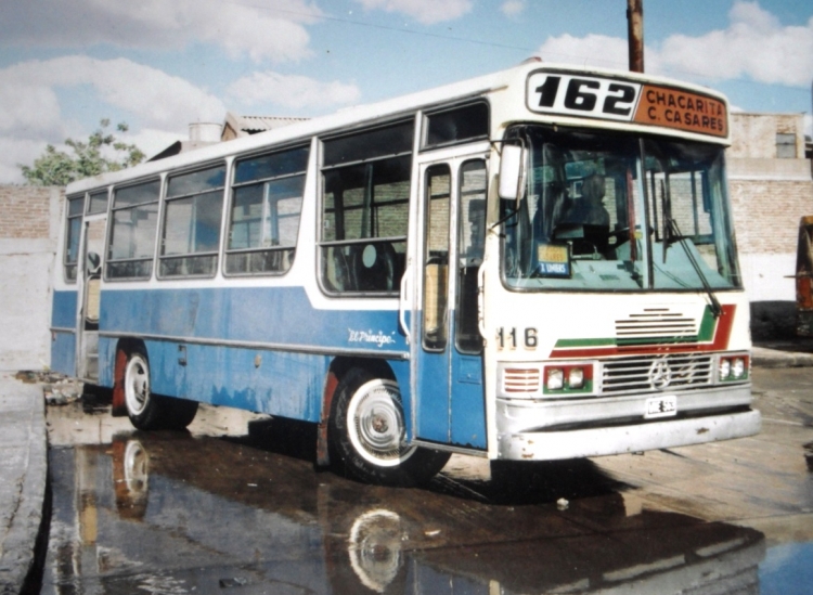 Mercedes-Benz OF 1214 - Ei-Var - Empresa Bartolomé Mitre
R 032914 - WME 563
Línea 162 - Interno 116
Foto tomada en el playón de la Línea 162 en Carlos Casares,
en Octubre de 2002.
