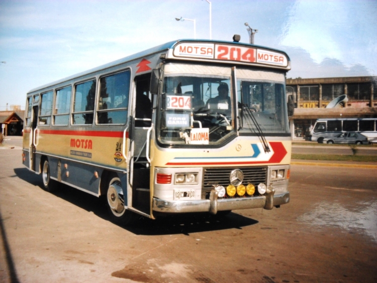 Mercedes-Benz OF 1214 - La Favorita - Micro Ómnibus Tigre S.A.
B 2301399 - RQW 708
Línea 204B - Interno 24
Extraña combinación de colores de este MOTSA, con el antifaz pintado 
de gris en vez del clásico blanco de la época. 
Esta bella unidad llegó de tercera mano de Mar del Plata, donde fuera 
el interno 61 de "Martín Güemes" (Lin.521 a 526), y de 0km el 31 de 
"Tpte. 25 de Mayo". Posteriormente fue renumerado 159 y puesto a 
trabajar en la Linea 720. Foto en Garín, el 28 de Mayo de 2003
