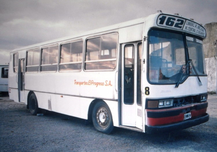 Mercedes-Benz OH 1316 - San Miguel - Transportes El Progreso S.A.
B 2372533 - WIJ 302
Línea 162 - Interno 8
Ultimo intento de reflote de la Linea 162. A mediados de 2005, 
la empresa "El Progreso" (prestataria de la linea 629 - 429 de La 
Matanza), puso en funcionamiento de manera poco clara, la parte 
provincial del recorrido de la Linea 162... utilizando el numero nacional. 
Era normal ver los coches tirados sobre Avenida Rivadavia, a la espera 
de una grúa que los salve. La experiencia duró poco, y la 162 volvió 
al ostracismo...
