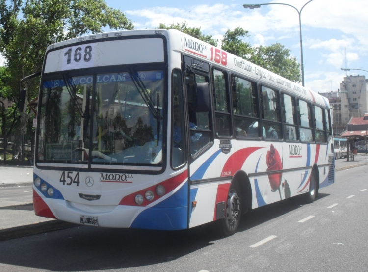Mercedes-Benz OH 1618 - Metalpar - M.O.D.O.
LNN 556
Línea 168x90 - Interno 454
Nueva Linea 168x90, operada por La Nueva Metropol bajo la orbita de M.O.D.O.
Esta unidad, antes de estar en la nueva 168x90 estaba destinada al servicio de refuerzo del Ferrocarril Sarmiento entre Ituzaingó y Plaza Miserere.
 Plaza Miserere, 17/01/2013
Palabras clave: Linea 90