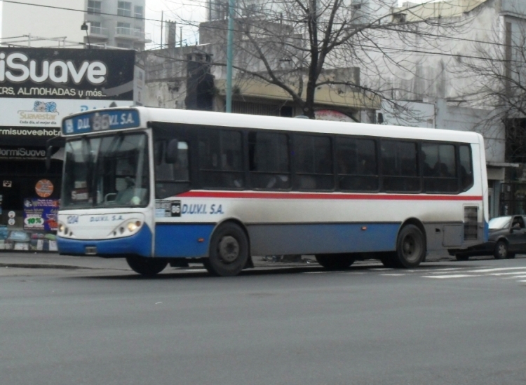 Mercedes-Benz OH 1315 - Bi-Met - D.U.V.I.
Linea 86 - Interno 1204
Un Bi-Met en la línea 86, controlada por Ideal San Justo.
 No le llego a ver la patente. ¿De donde provino?
Palabras clave: DUVI BIMET