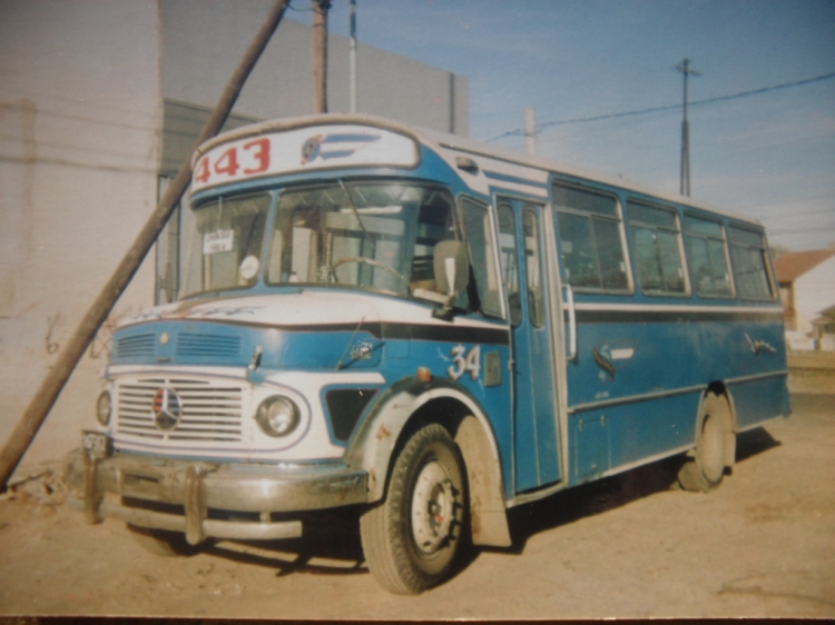 Mercedes-Benz 1114 - San Miguel - Linea 443 (ex 643)
B.2167312
Momento de transición, año 1996. Recién puestas las carteleras con el 443, luego vendría un efimero cambio de librea para la empresa. Y digo "EFÍMERO" porque a principios de 1997, fundió.
Palabras clave: San Miguel. Patente B2.167.xxx