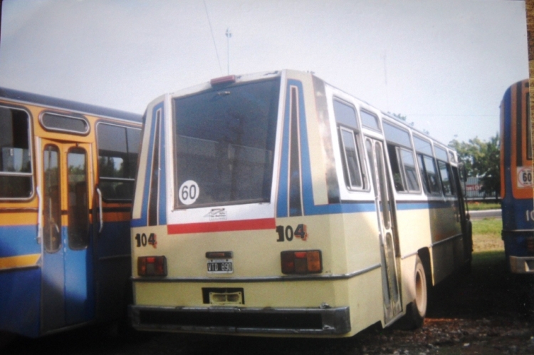 Merceds-Benz 1114 - ALA 
B 2202219 -  VTD 890
Linea 190 - Interno 104 (Ex int 4)
Un ex Manuel Belgrano ya rodeado de Cabañas, en la época que la linea de San Justo manejó a la 190
Foto en el cruce de Ruta 8 y Camargo, el 7 de marzo de 1999.
Palabras clave: ALA 190