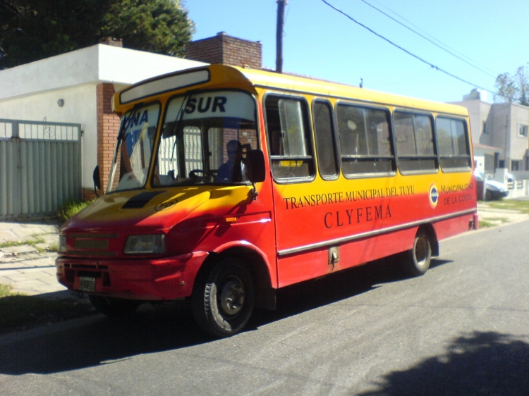 Iveco Turbo Daily - Integral Reparaciones - Transporte Municipal del Tuyú
CQJ 197
Línea Sur - Interno 10
Otra reforma de un Iveco por la gente de Bi-Met. 
Ahora, a este le han modificado de la trompa hacia atrás parece, ya que 
tiene toda la forma de un colectivo OF de Bi-Met. 
Originalmente Carrocería Integral Reparaciones, fue el interno 12 de la 
Línea 404 "Empresa de Transportes del Sur". 10 de Abril de 2009
Foto gentileza Bi-Met.

http://galeria.bus-america.com/displayimage.php?pos=-28763
http://galeria.bus-america.com/displayimage.php?pos=-28788
