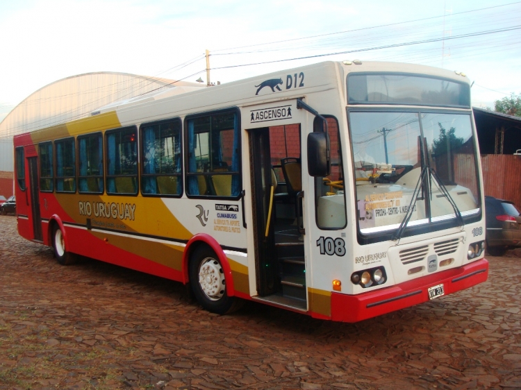 T.A.T.S.A. - Puma D 12 - Río Uruguay
KTW 213
Otro de los pocos coches NO Italbus de la flota urbana de Río Uruguay. T.A.T.S.A. con motor delantero, aire acondicionado, asientos grammer comunes, chivera y monederas clasicas!. Foto tomada el 15.02.2014
